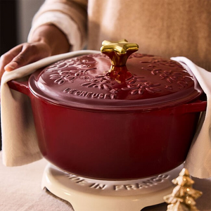 Noël Collection Holiday Tree Signature Round Dutch Oven (4.5QT) with Gold Star Knob by Le Creuset