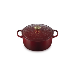 Noël Collection Holiday Tree Signature Round Dutch Oven (4.5QT) with Gold Star Knob by Le Creuset