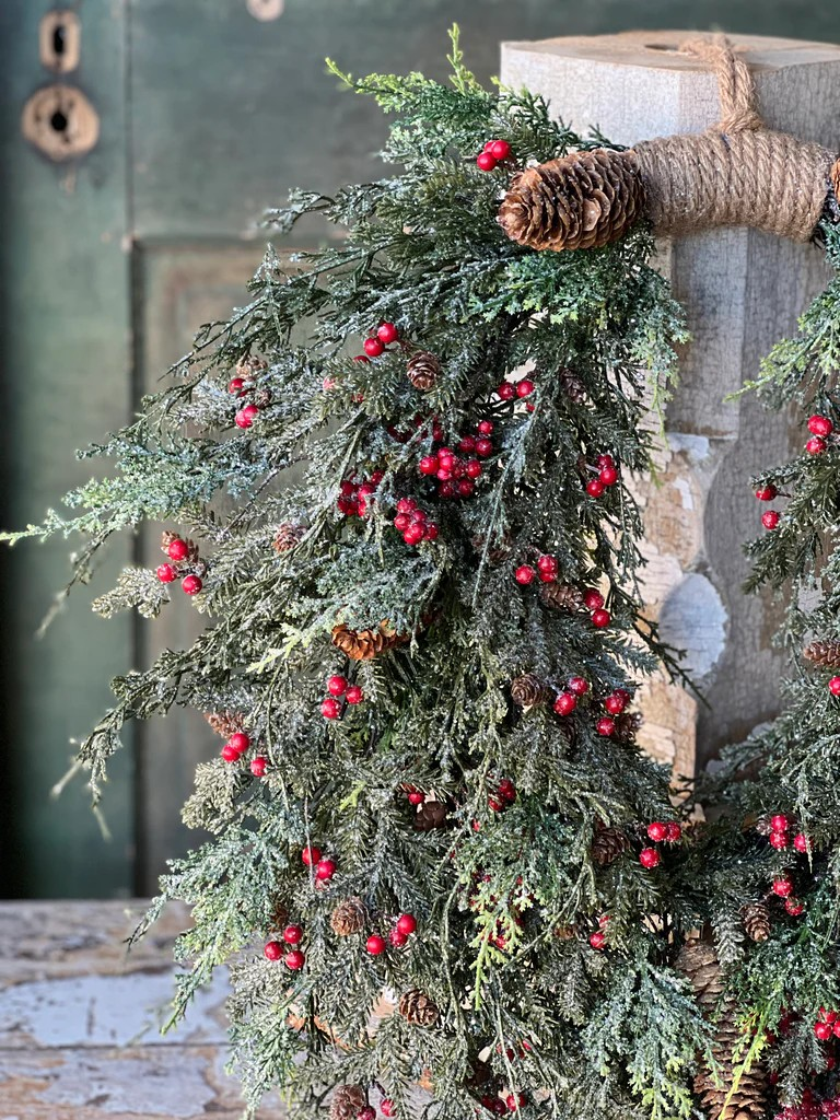 Divinity Berry Hanging Wreath | 28"