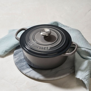 Signature Round Dutch Oven 5.5qt. Oyster